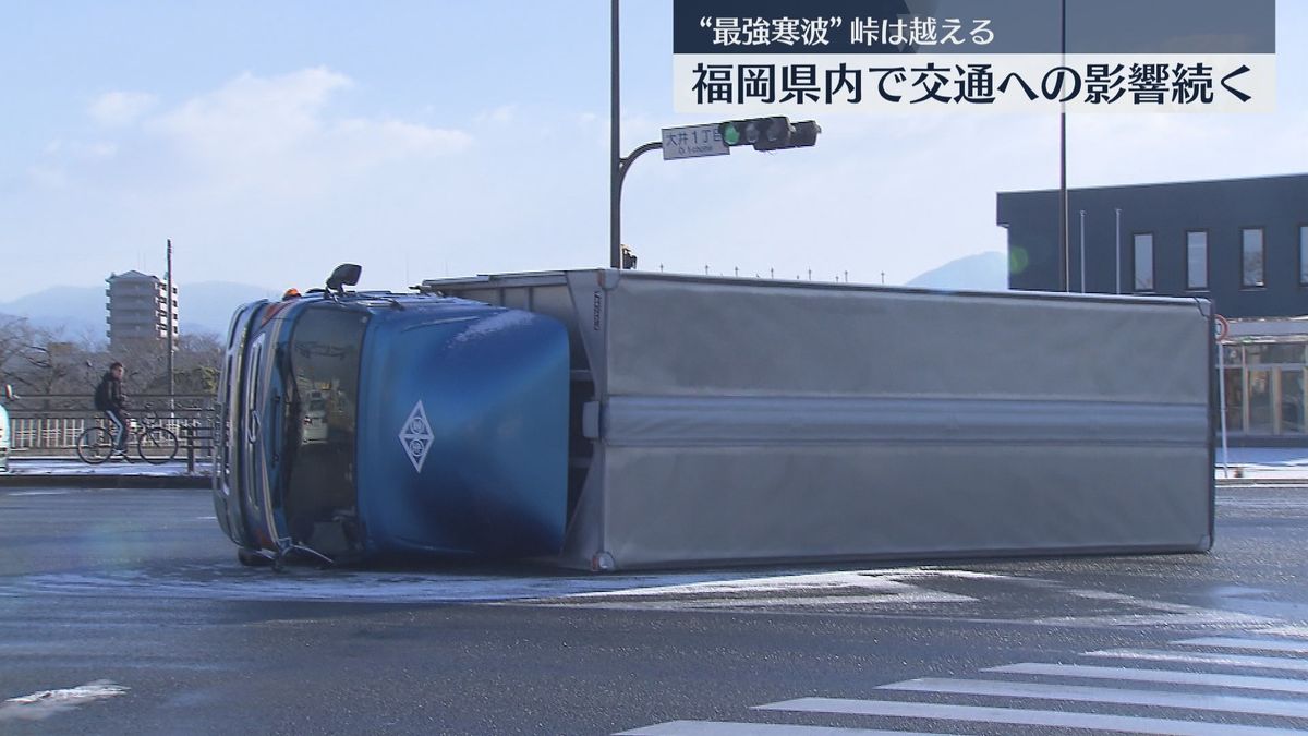 【大雪】交差点でトラックが横転　県内で事故が相次ぐ　西鉄バスは一部の路線で順次運行を再開　福岡