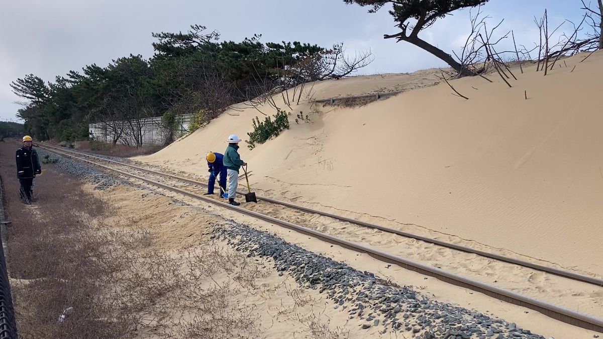 【交通情報】JR香椎線の線路に大量の砂が流れ込む　強風の影響　西戸崎～雁ノ巣で運転見合わせ　福岡