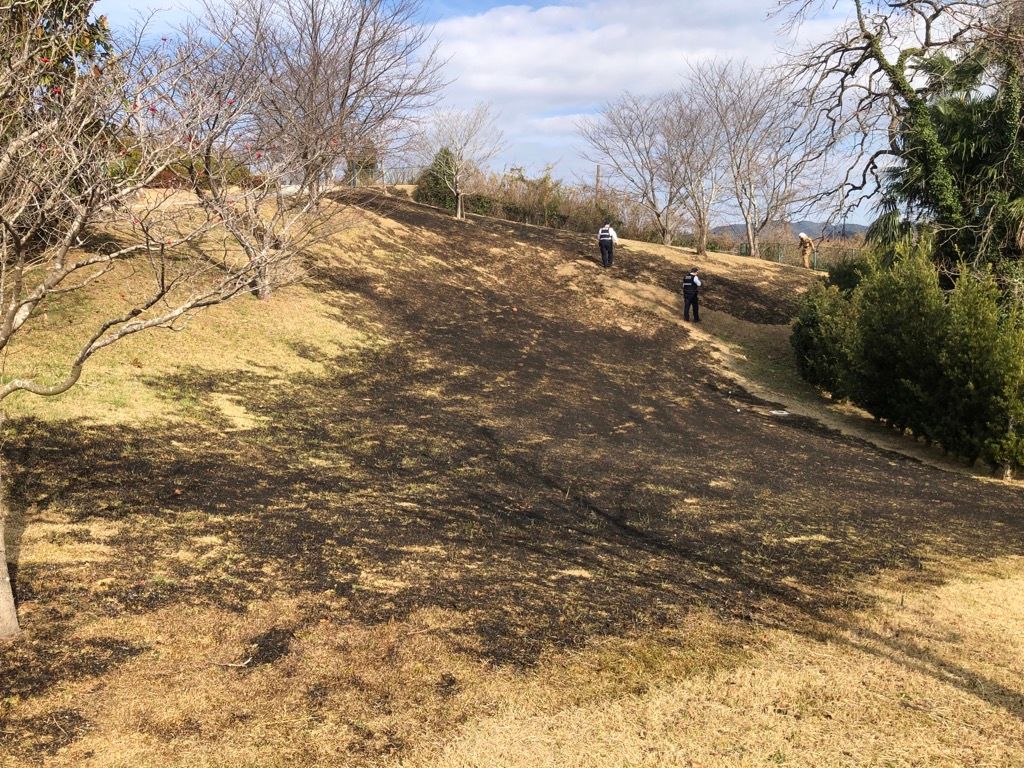 公園の芝生900平方メートルが焼ける　30日にはテーブル焼く不審火でマッチ棒が散乱　放火の疑いも　福岡・嘉麻市