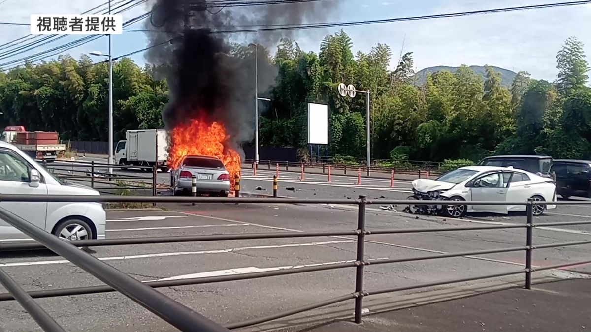 【速報】国道で車が炎上　直進の車と駐車場に入ろうとした右折の車が衝突　4人を搬送　北九州市