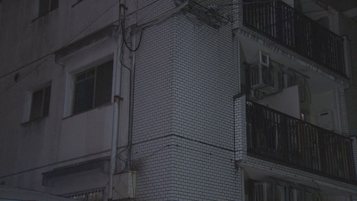 アパートで死亡していたのは64歳の住人男性と判明　事件と事故の両面で捜査　福岡