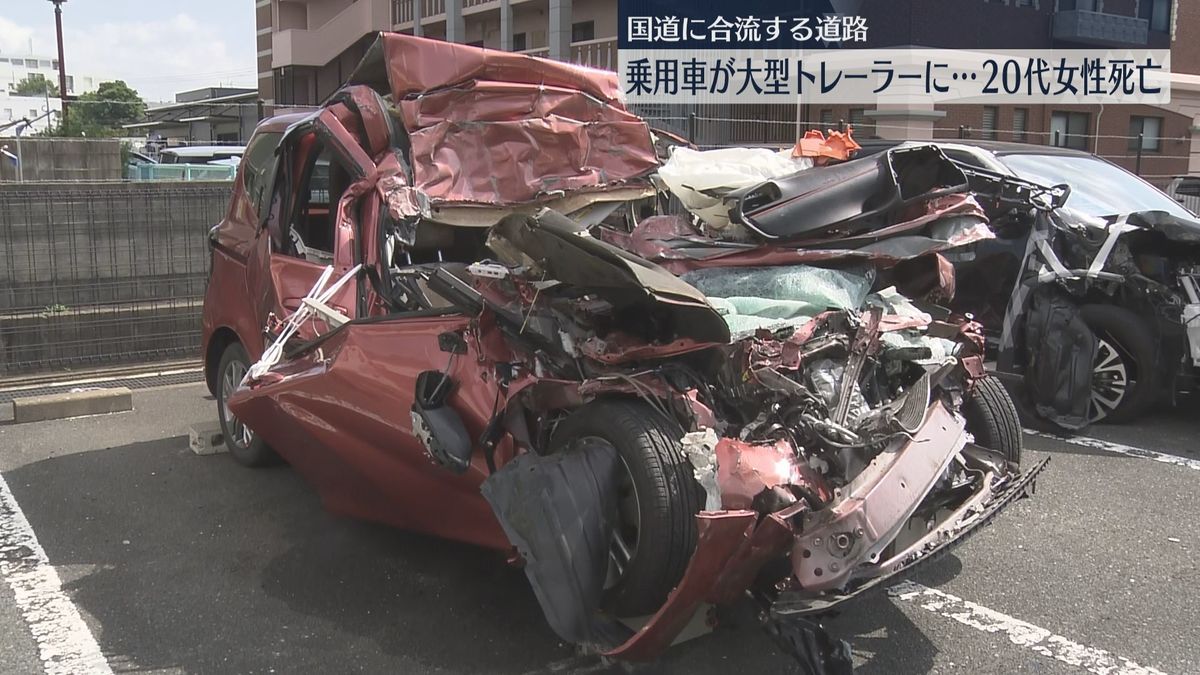 乗用車が大型トレーラーに追突