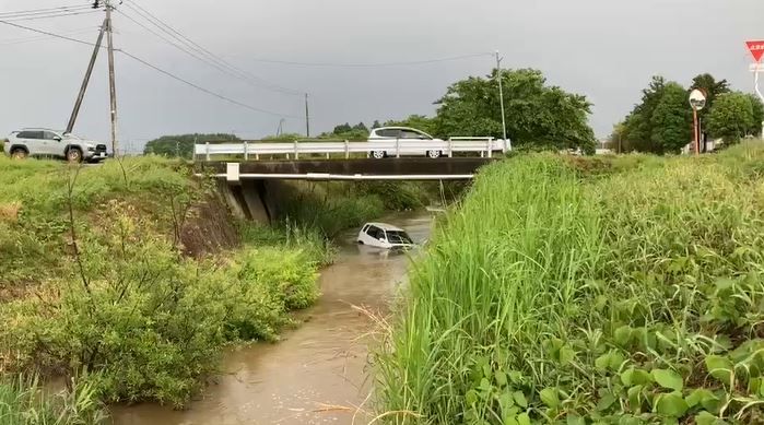 【速報】80代女性運転の軽乗用車が川に転落…車は半分の高さまで水に浸かった状態だったが自力で脱出　一時停止のある交差点での事故【郡山市・福島県】