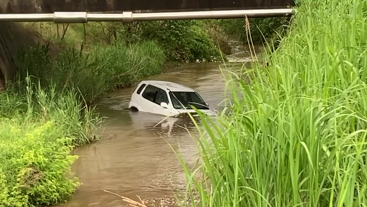 郡山市の川に転落した軽乗用車