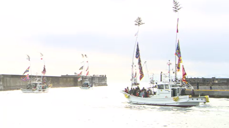 鮮やかな大漁旗を掲げて漁船が出港 浪江町で新年恒例「請戸漁港出初式