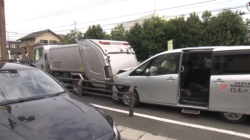 ごみ収集車や高齢者施設の送迎車など　車3台絡む事故　男女6人が軽いけが　福島県福島市