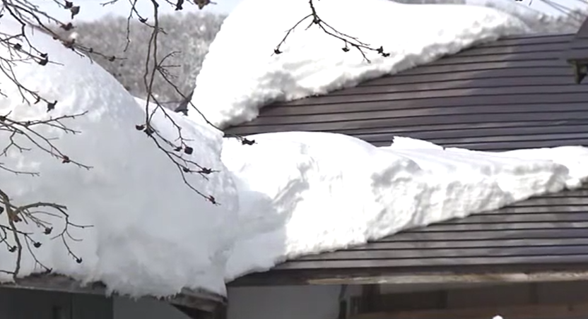 雪下ろし中の落雪…男性が雪に埋まり足にけがをする事故　会津坂下町・福島