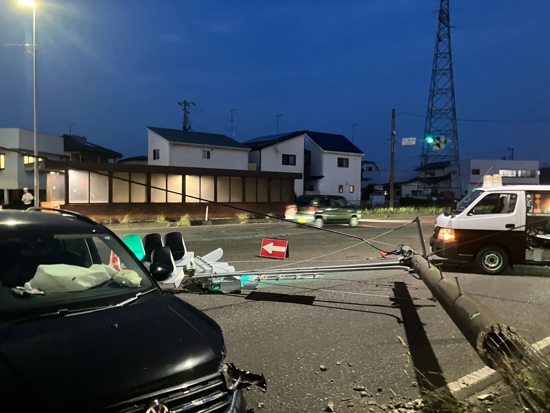 信号機なぎ倒される　男性(10代)運転の普通車　単独事故で通行止めに　福島・郡山市