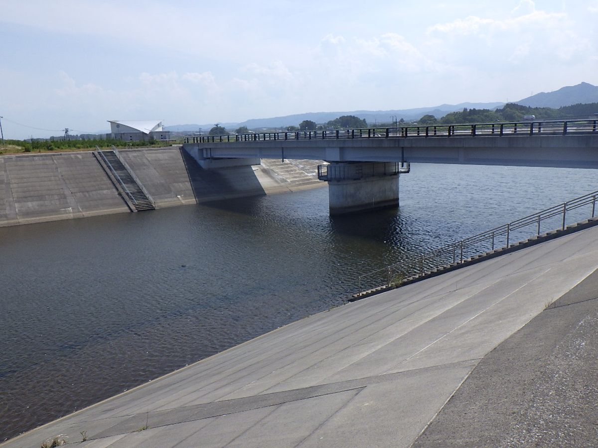 タイヤの不法投棄があった新地町の埒川　提供：福島県相双地方振興局