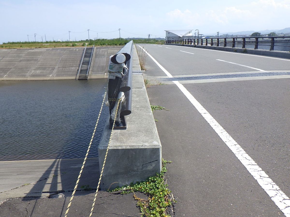 タイヤの不法投棄があった埒川の橋　提供：福島県相双地方振興局