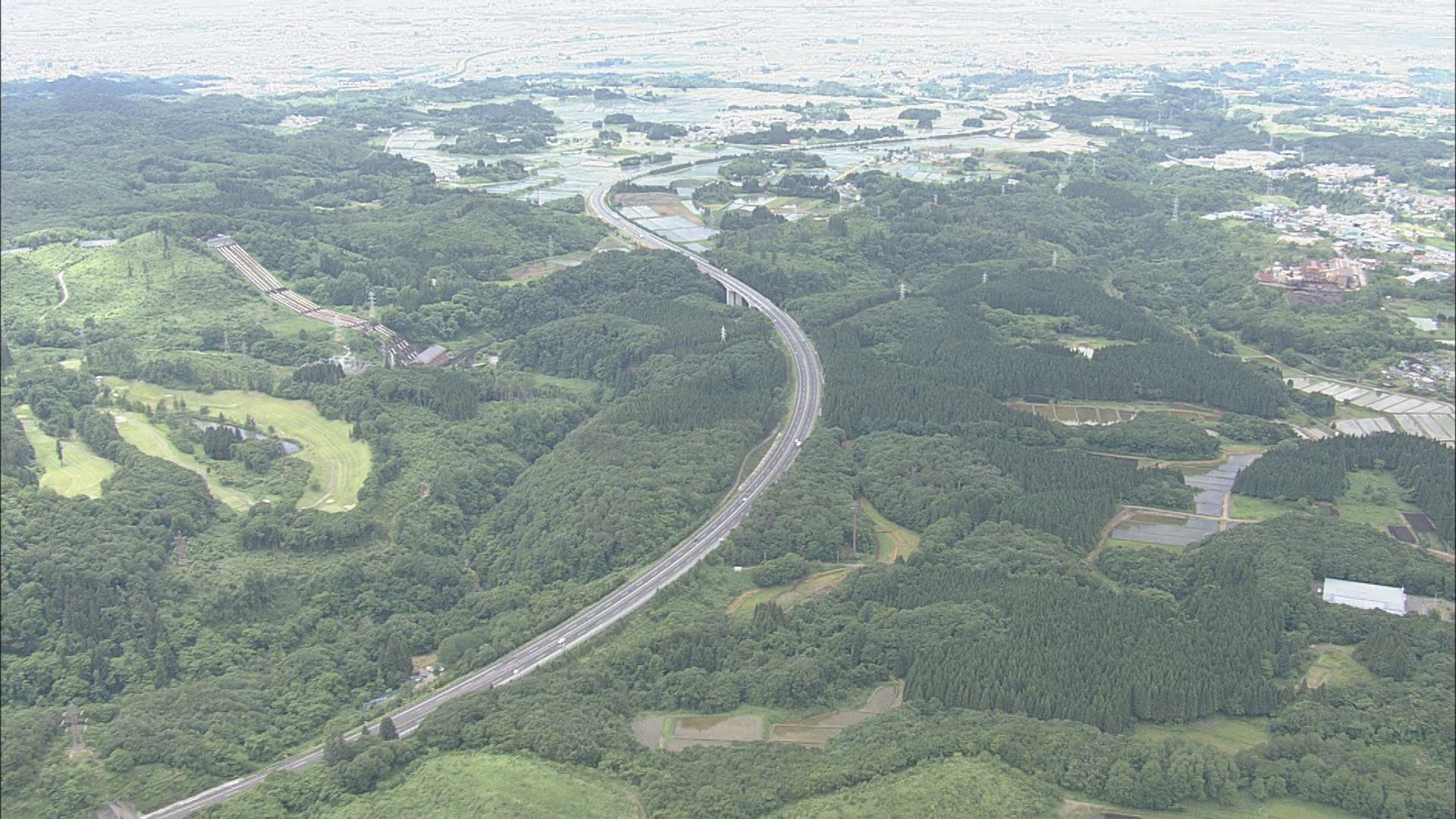 高速道で路肩停止中の故障した大型トラックに大型トラックが衝突…2人けが、約4時間通行止め　福島
