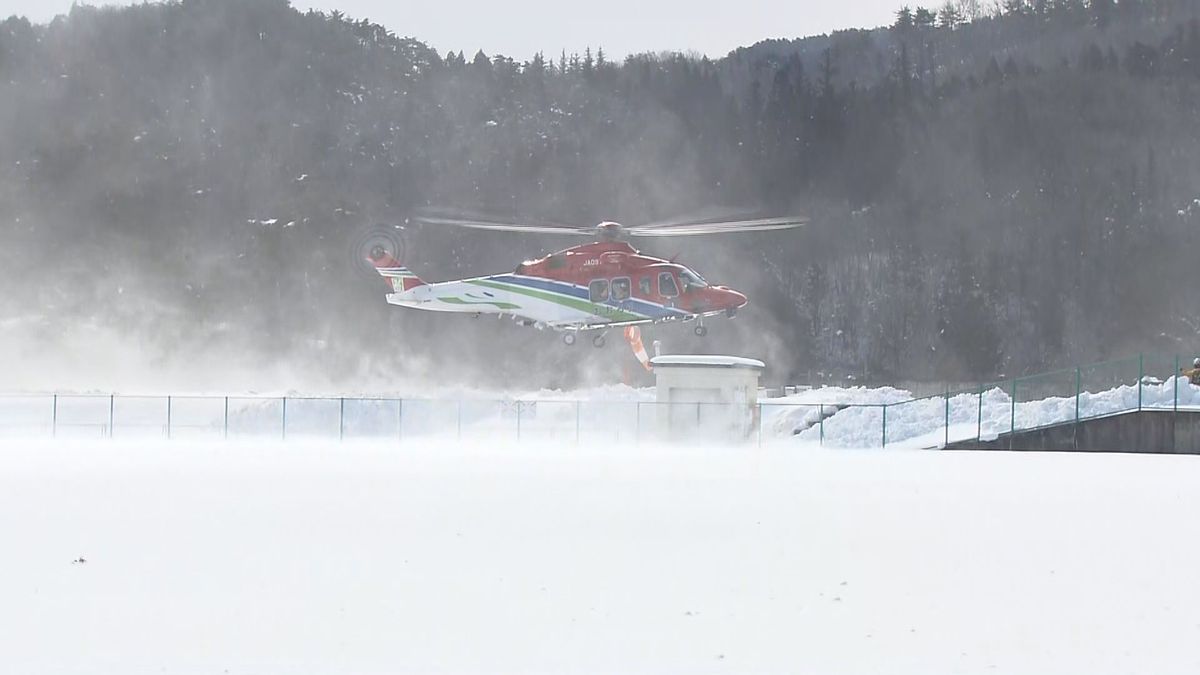 雪崩で孤立状態の野地温泉　宿泊客らをヘリで救助開始　福島県