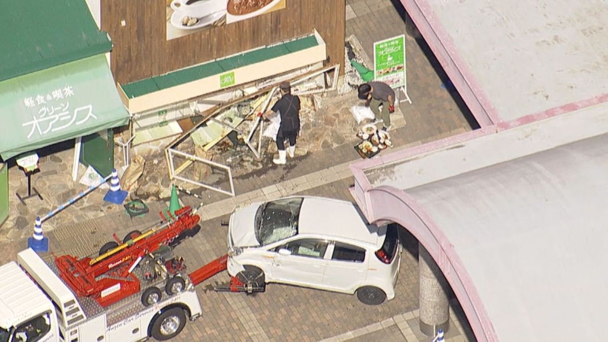 【速報】商業施設に車つっこむ　女性がはねられる　高齢女性が運転　アクセルとブレーキを踏み間違えたか　広島・大竹市