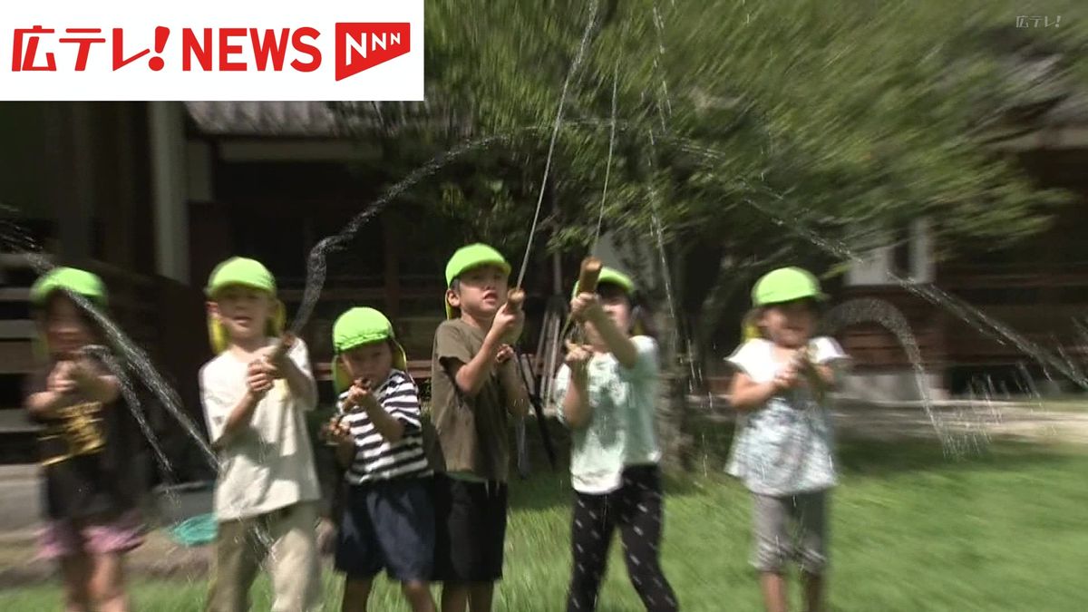 連日の厳しい暑さ　園児が「竹の水鉄砲」を体験　広島・庄原市