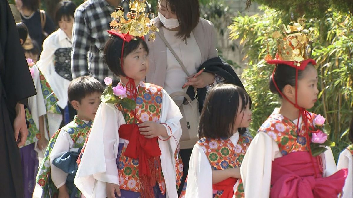 ”稚児行列”で住職の交代を記念　子ども達が町を練り歩く　広島県福山市