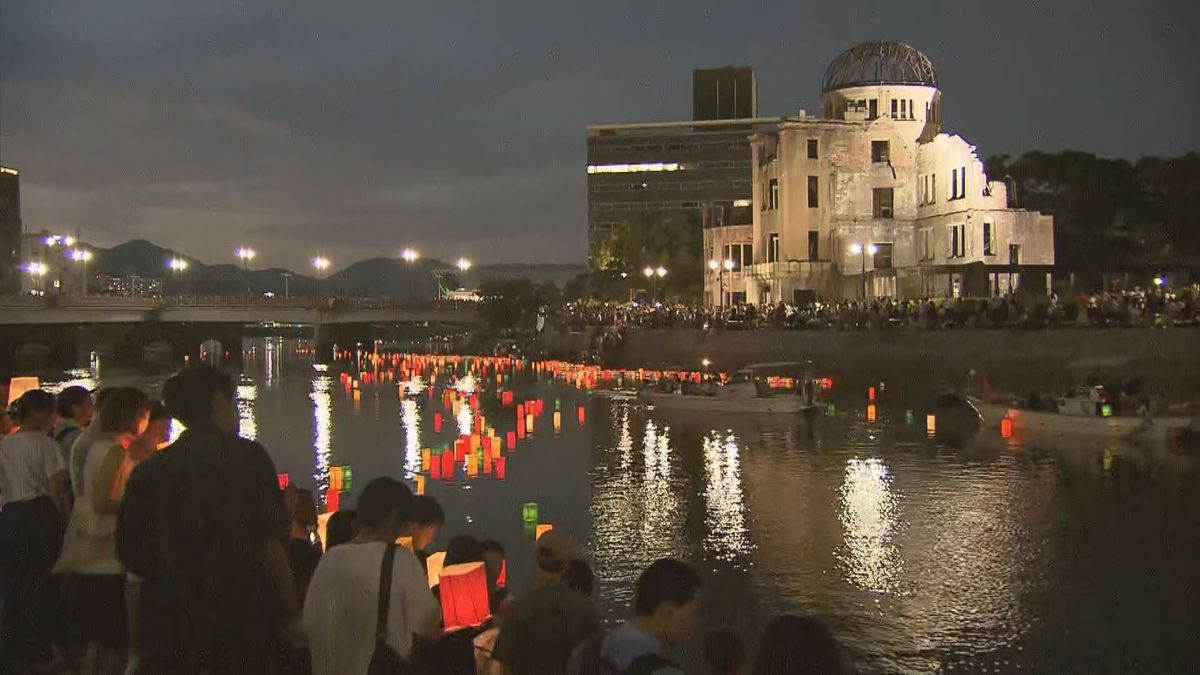 平和への願いが水面照らす　とうろう流し