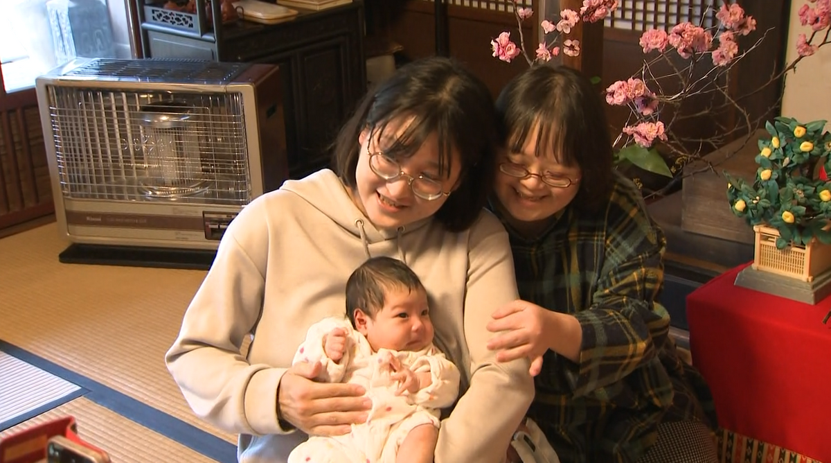 及川千慧さんと長女の藍奈ちゃん（左）