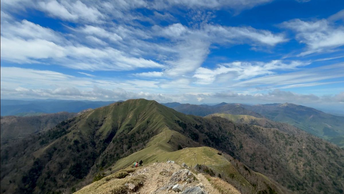 剣山の美しい景色を楽しむ登山