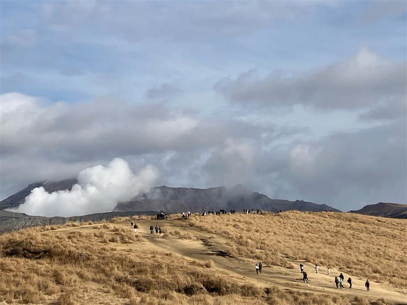 行方不明な雲 青空にぽっかり浮かぶ「円盤型」の雲 正体は？ | TBS