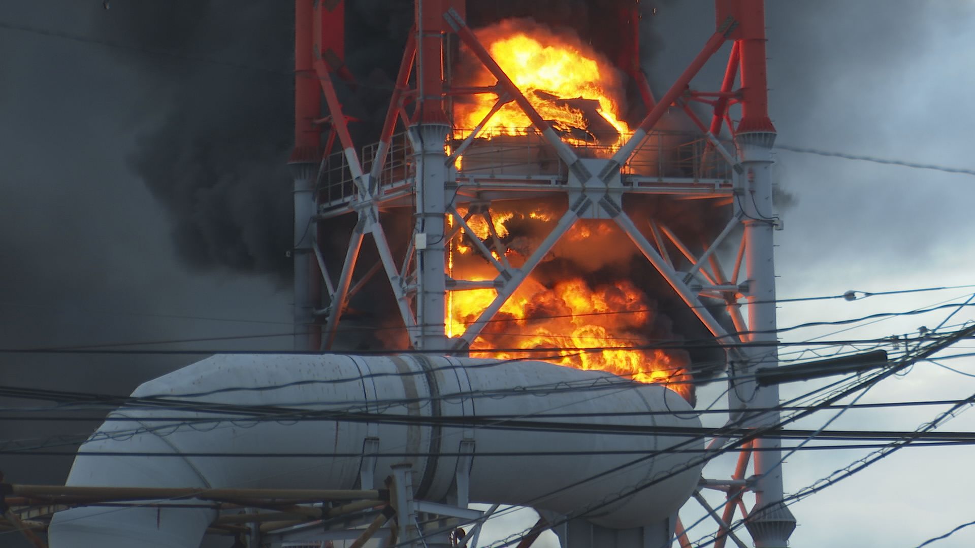 日本製紙八代工場で火事 地震で被災し撤去作業中の煙突など焼く（2026