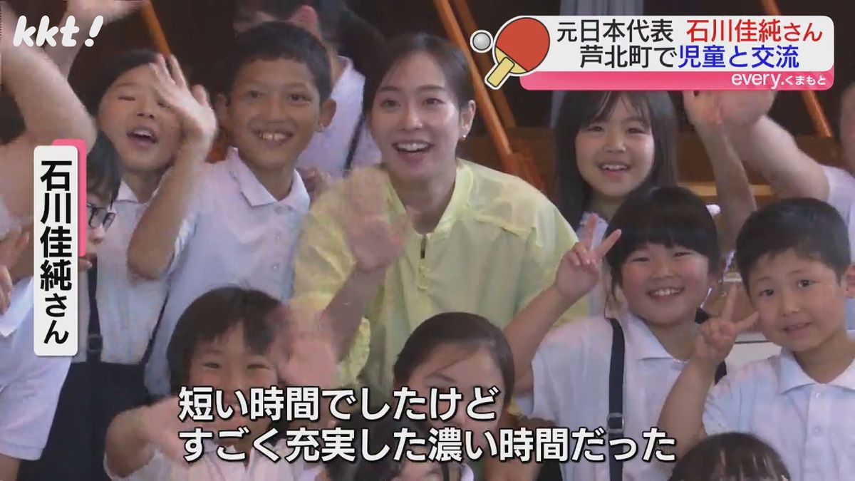 児童たちと写真撮影