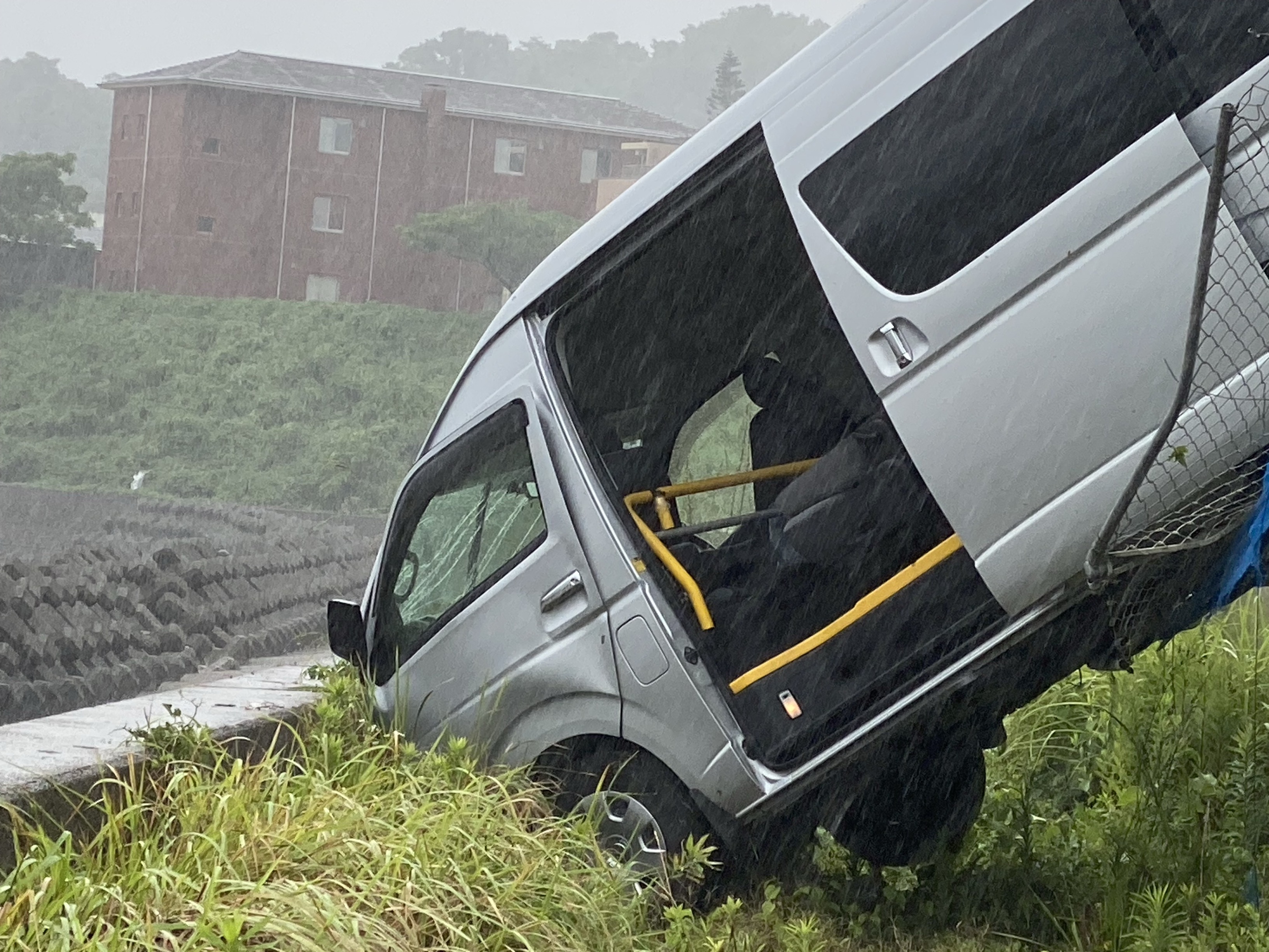 障害者施設送迎車がフェンスを突き破って前方部分が落下 10人搬送の