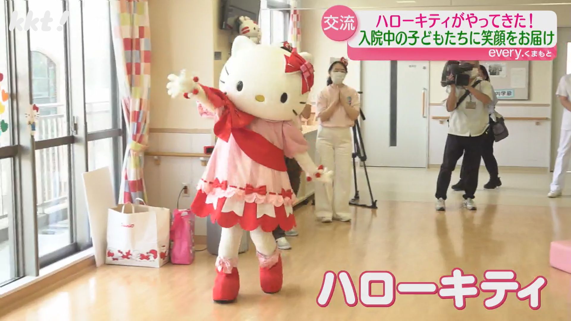 入院中の子どもたちに届け笑顔と元気！ハローキティが病院訪問で車いす