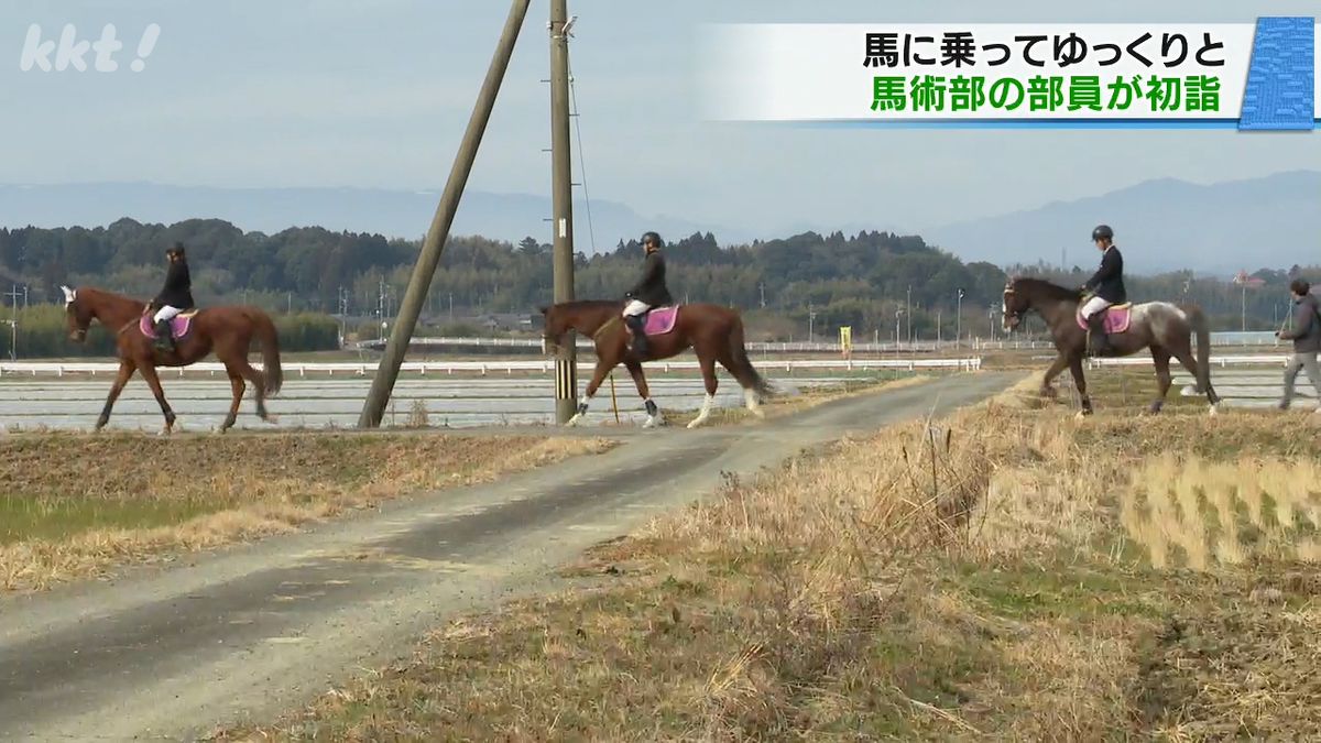 隊列を組み約4キロ先の白髪神社を目指す(11日･あさぎり町)