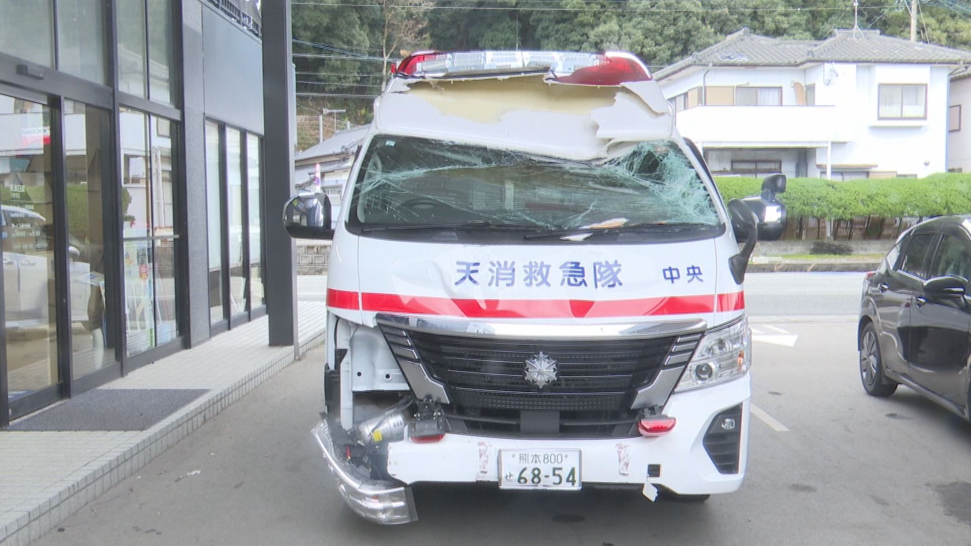 速報】患者搬送のため出動した救急車が店舗に突っ込む 三差路で