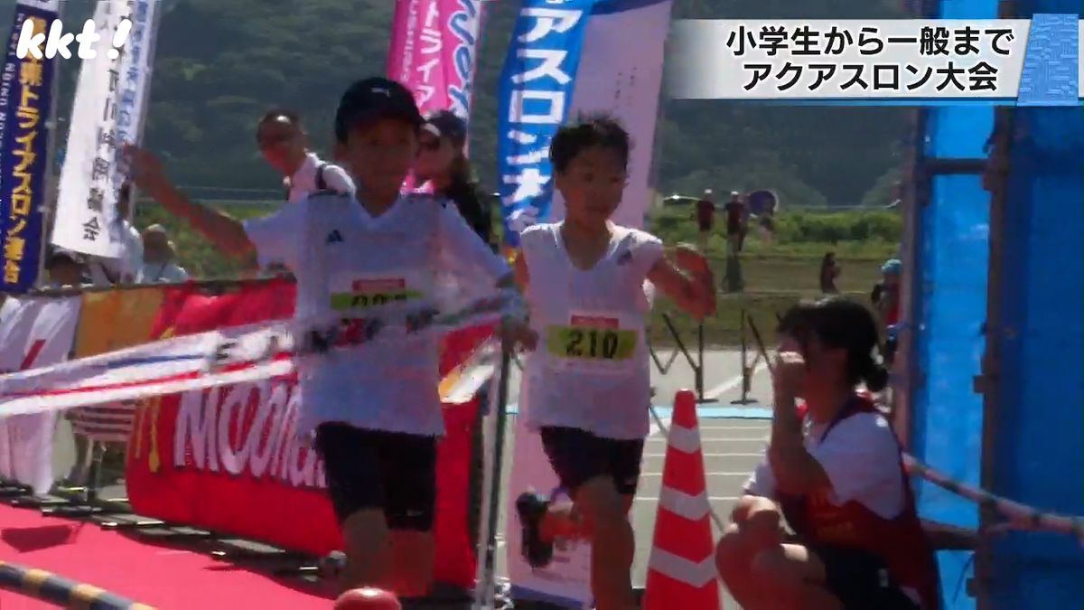 ゴールする小学生選手たち(25日･甲佐町)