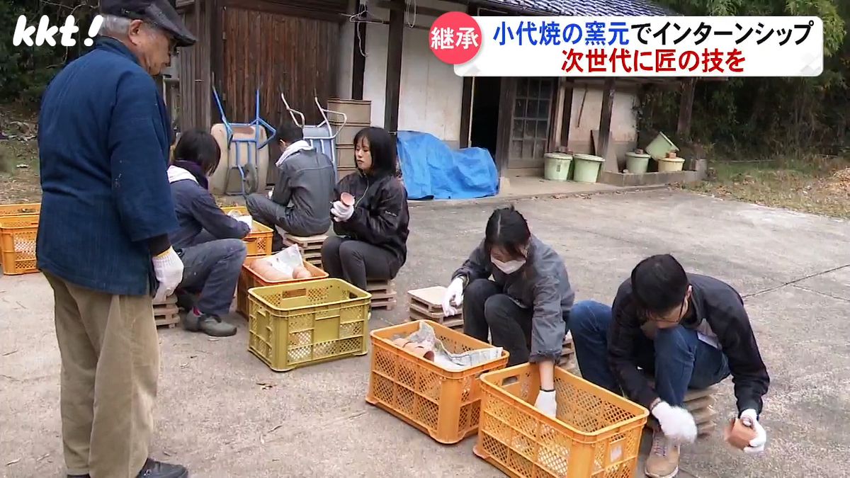 陶芸家、井上泰秋さんから説明を受ける参加者