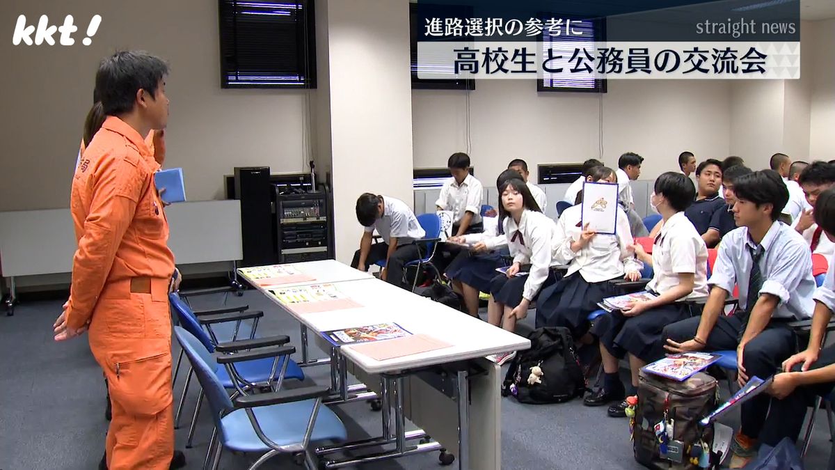 交流タイムでは詳しい仕事の中身について話を聞いた(22日･熊本市中央区)