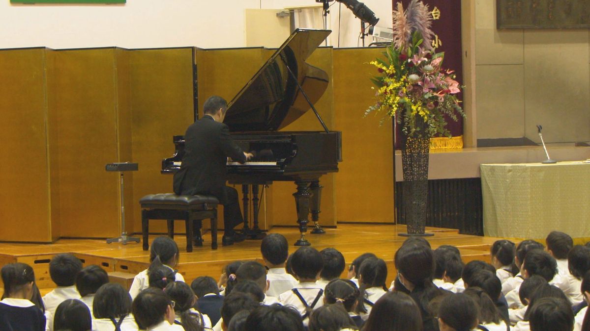 ベヒシュタインピアノを演奏する吉田秀晃さん