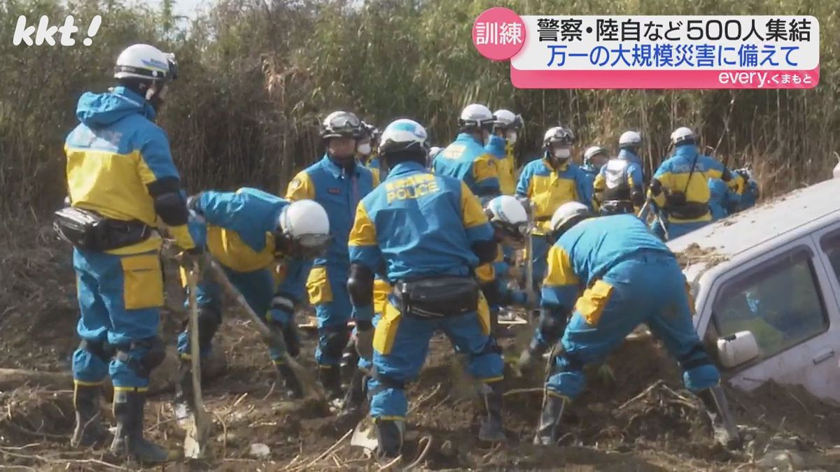 土砂に埋まった車からの救出訓練