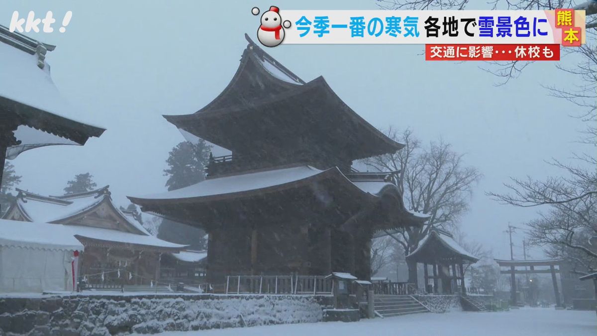 阿蘇神社の楼門にも雪が積もった
