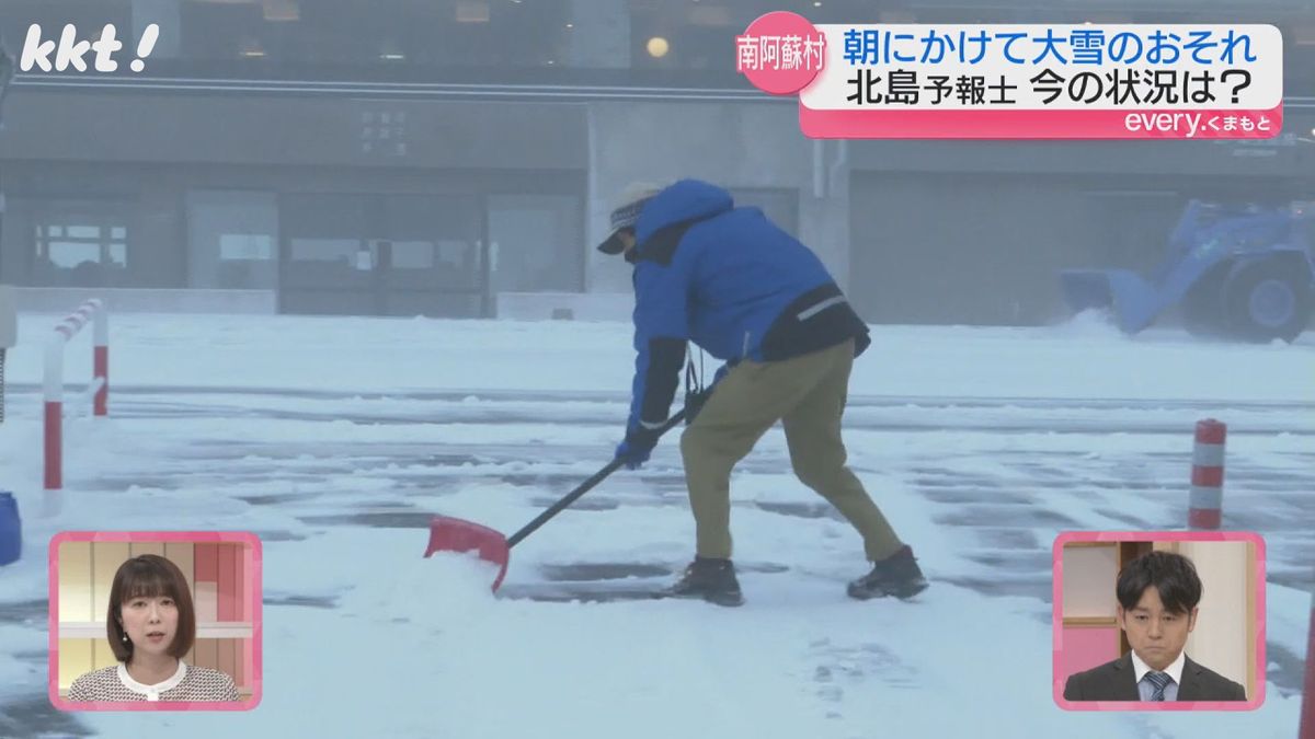 阿蘇山上・草千里で雪かきする駐車場職員