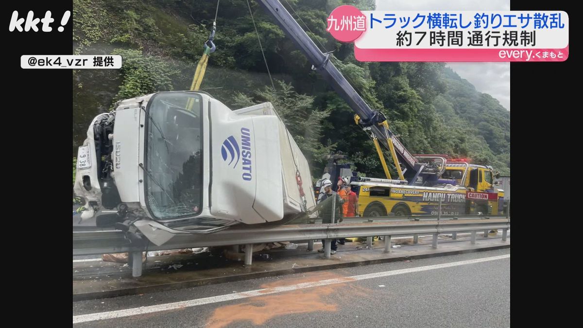 通行規制は7時間後に解除 九州自動車道でトラックが横転し釣りエサが散乱