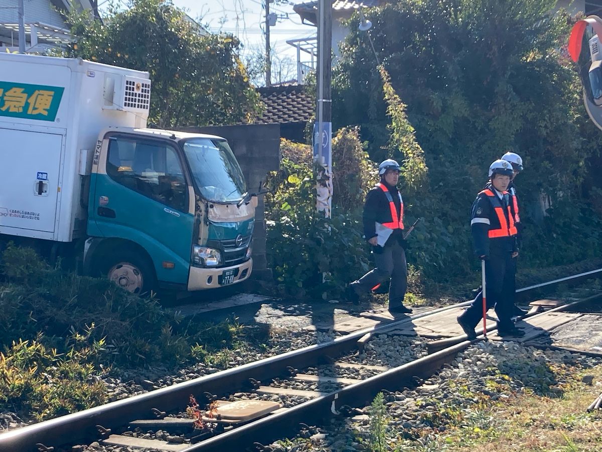「停止して列車の通過を待っていた」遮断機ない踏切でトラックと熊本電鉄列車が衝突