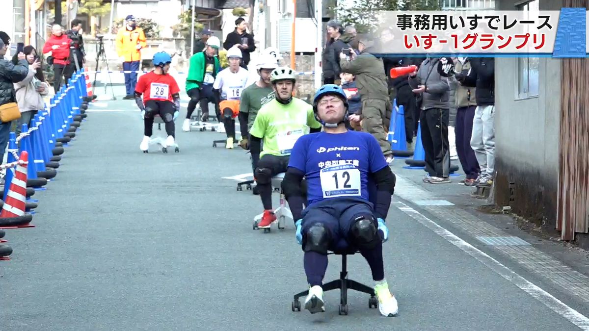 事務用いすでレース｢いす‐1グランプリ｣南関町 2時間で特設コースを何周走れるか競う