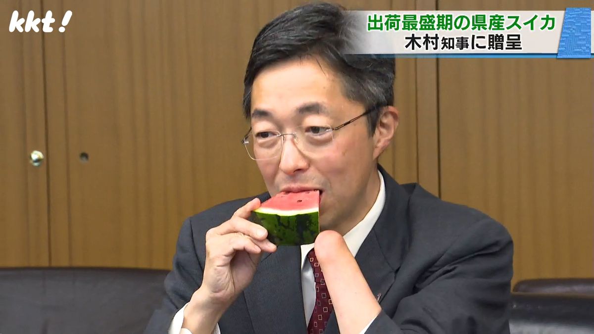 ｢サイズはやや小さいが味は良い｣JA熊本経済連が木村知事に県産スイカを贈呈