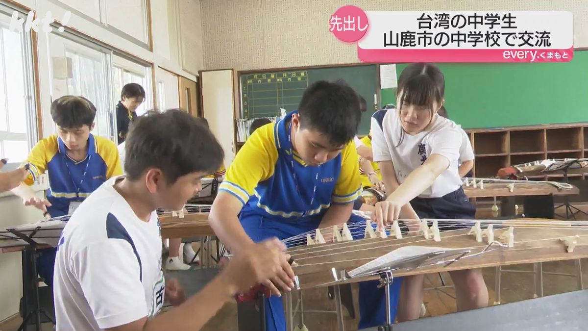 交流する生徒たち(24日･鹿北中学校)