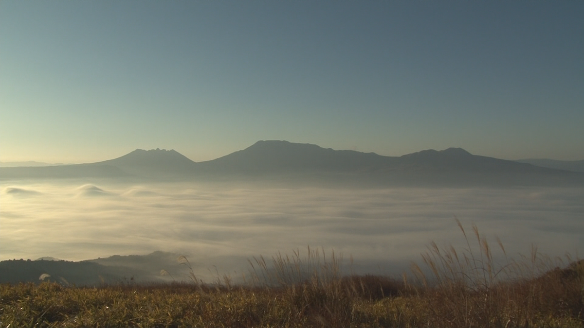 雲海に浮かび上がった阿蘇五岳
お釈迦さまが横たわった姿に見えることから"涅槃像”と呼ばれる