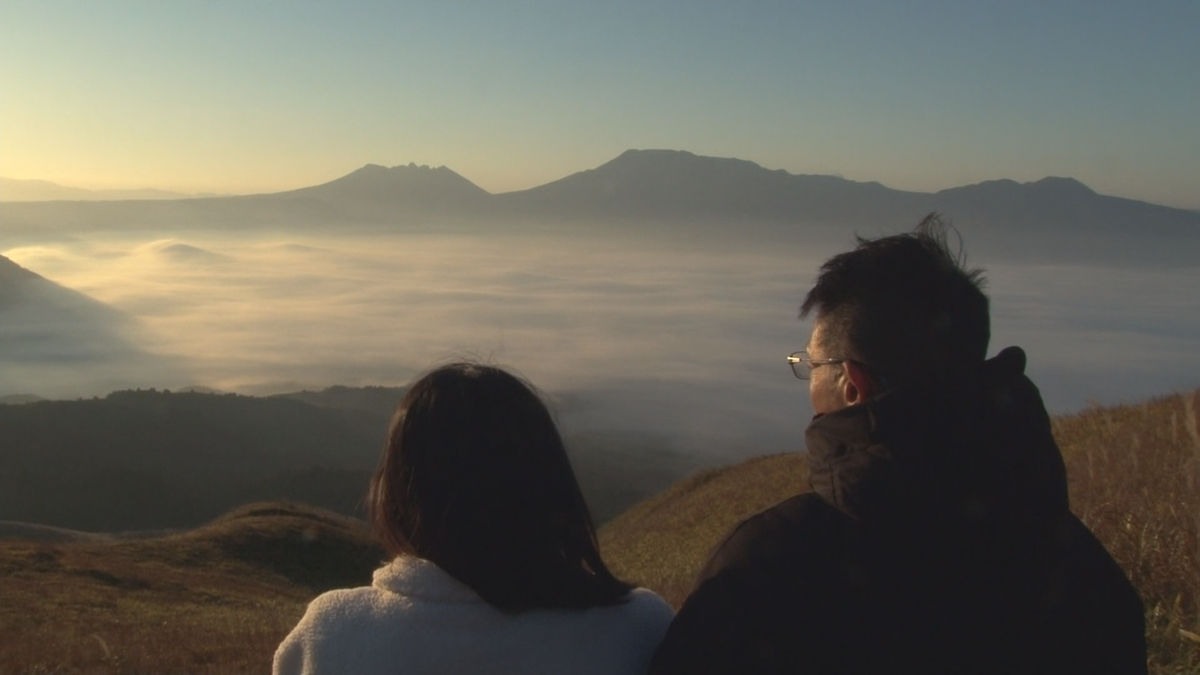 早朝、雲海を見に来た観光客