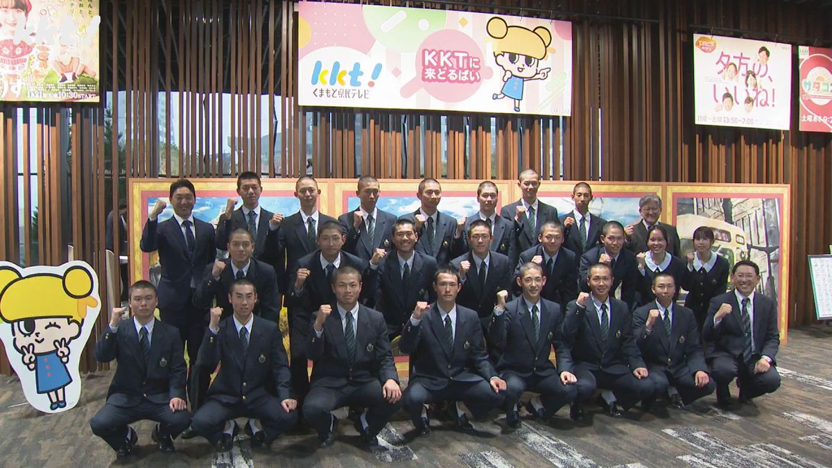 ｢全力プレーでベスト4を｣センバツ出場 熊本国府の選手たちが蒲島知事を表敬