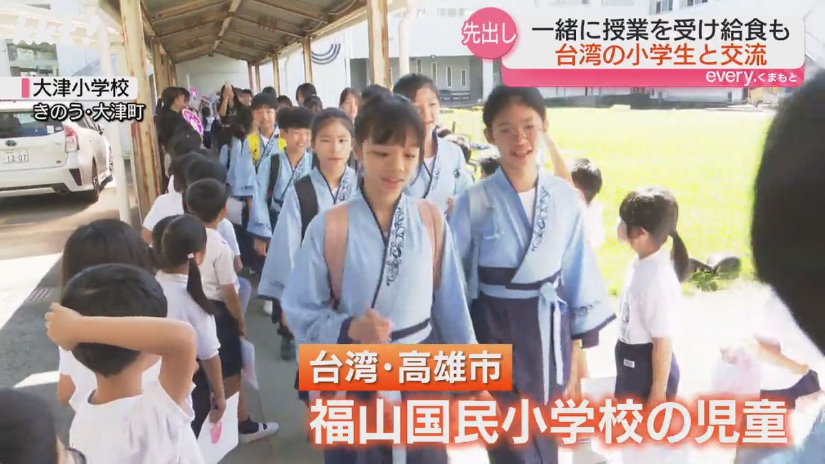 大津小学校を訪れた台湾･高雄市の福山国民小学校の児童(12日･大津町)
