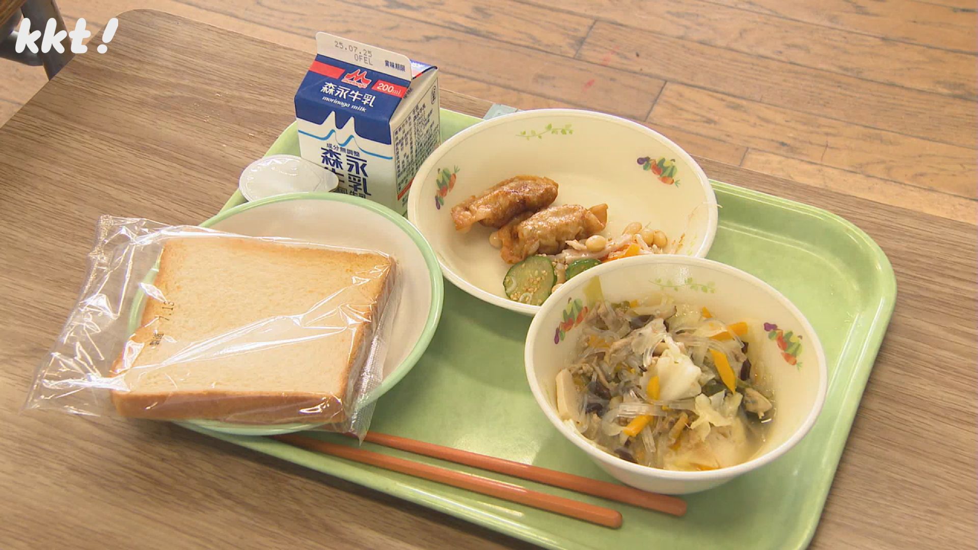 県産トマトふんだんに使ったパン 教育長が給食を嘉島町の児童と試食