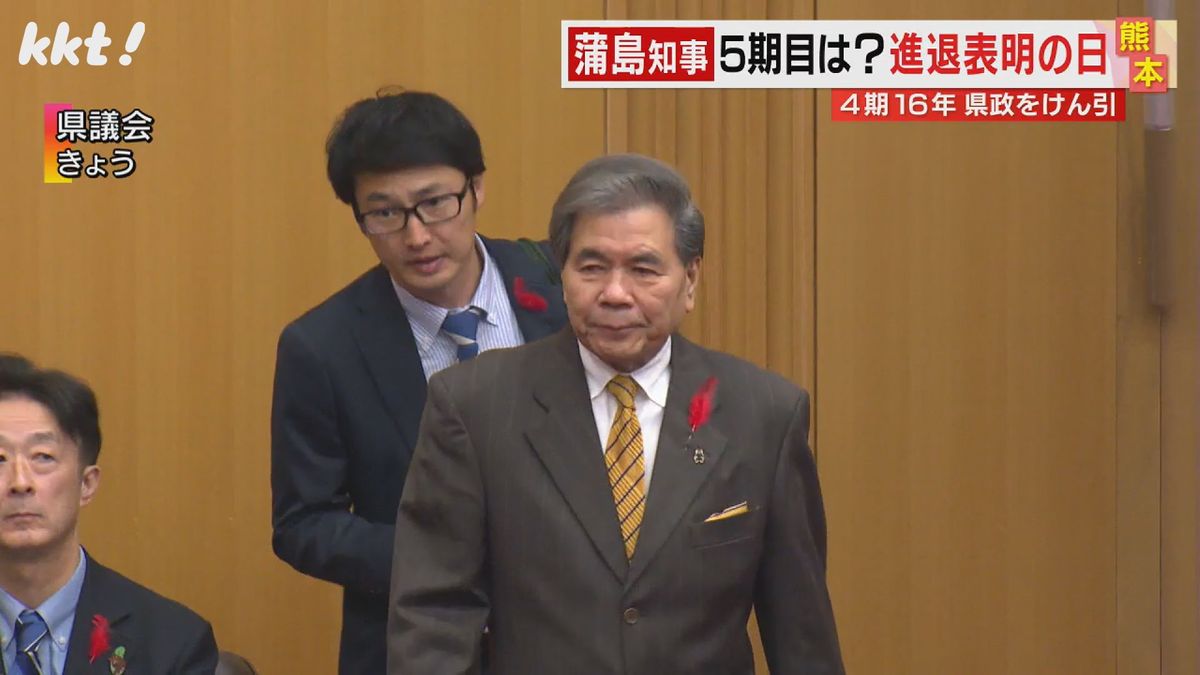 議場に入る蒲島知事