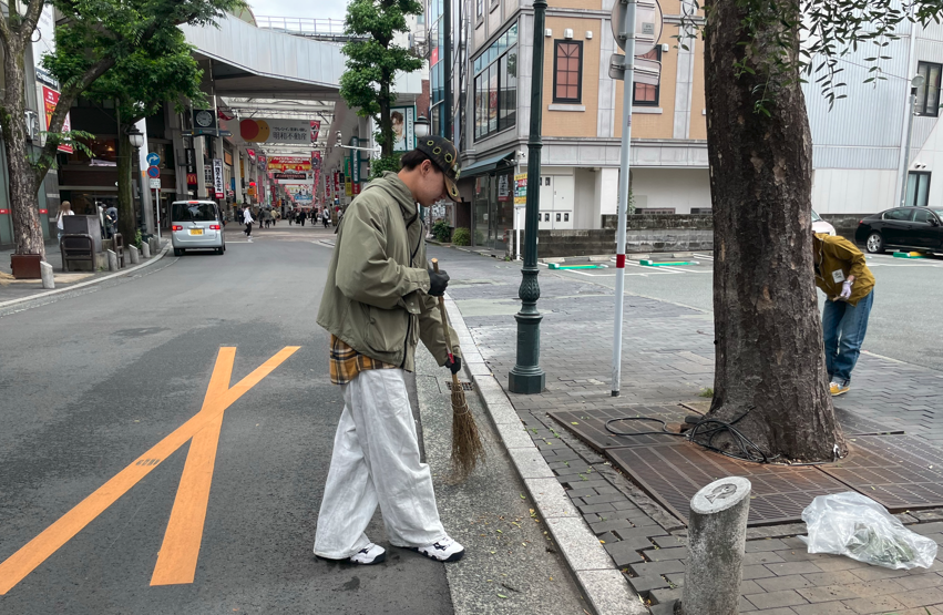 東海大生が熊本市・シャワー通り清掃活動に参加 アパレル経営者らと交流し歴史学ぶ