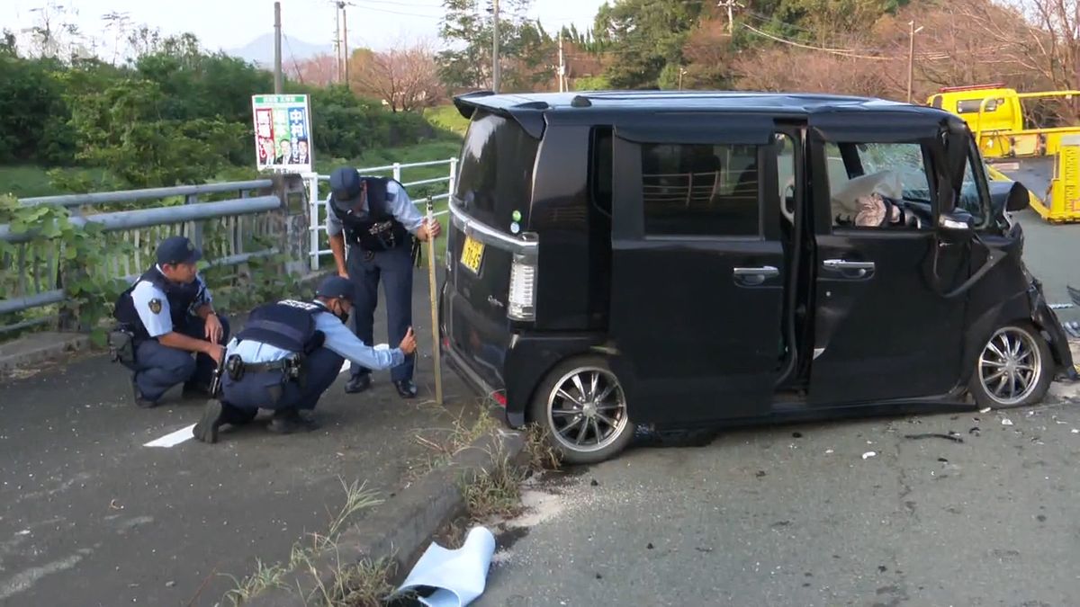 正面衝突した軽自動車