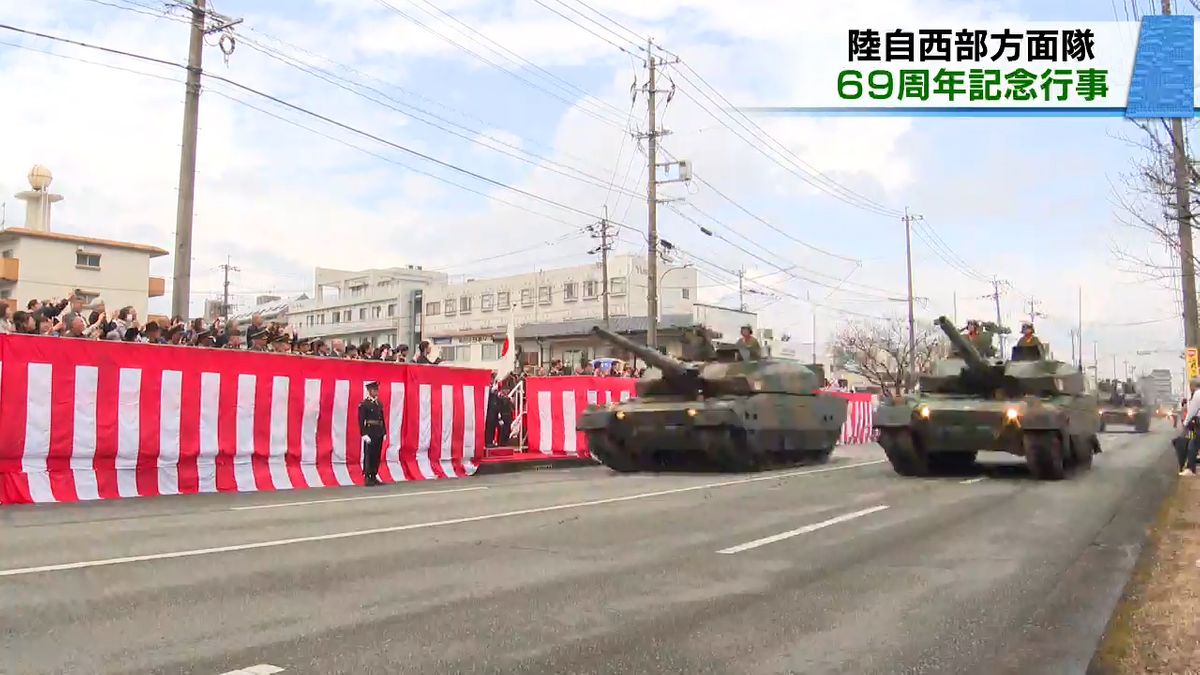 戦車など行進